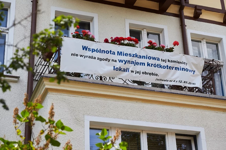 Wynajem krótkoterminowy, zwłaszcza w budynkach współdzielonych ze "zwykłymi" mieszkańcami, bywa niezbyt miło widziany. Na zdjęciu protest lokatorów w Sopocie.