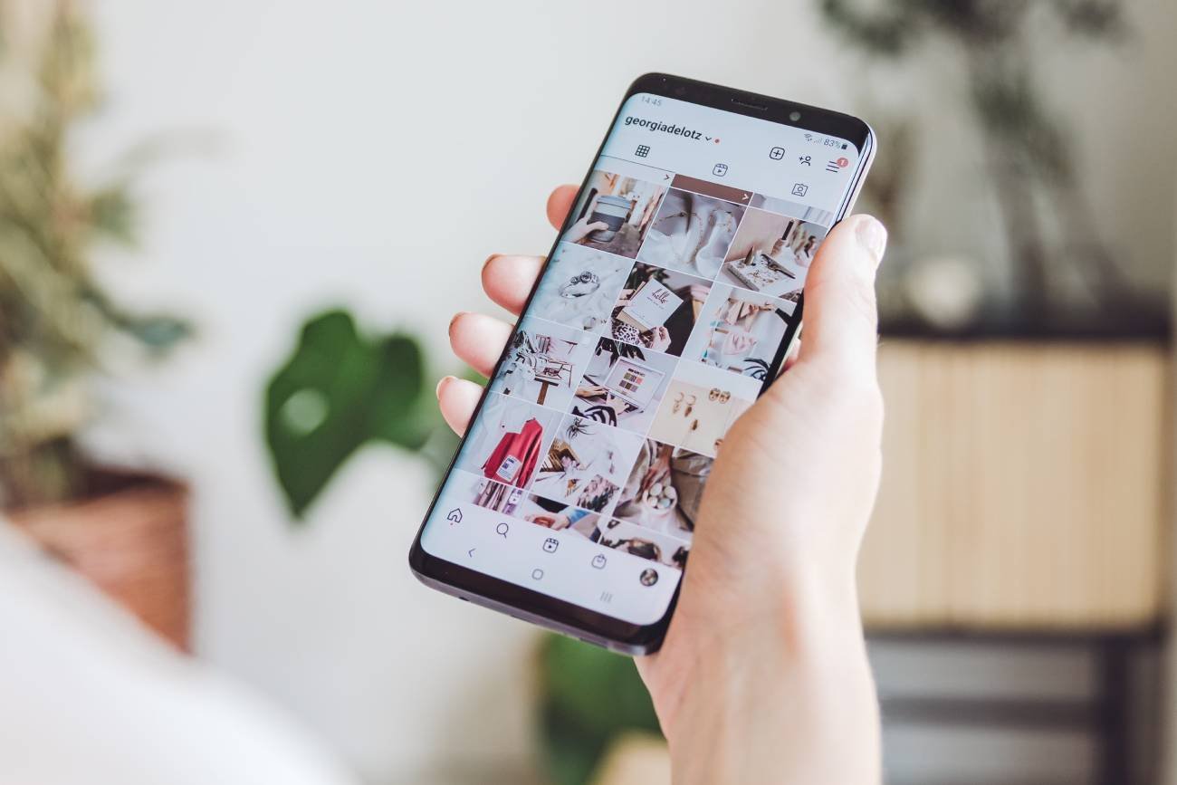 Telefon z Instagramem, ręka kobiety