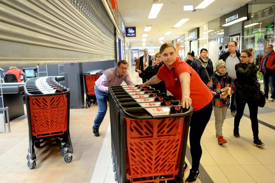 Carrefour i Netto wydłużają godziny otwarcia w weekendy.