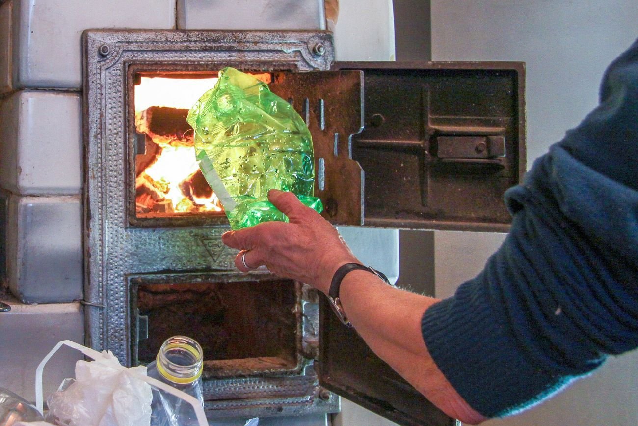 Polacy już zaczęli palić w piecach śmieciami? Dane o ilości odpadów zdają się to potwierdzać