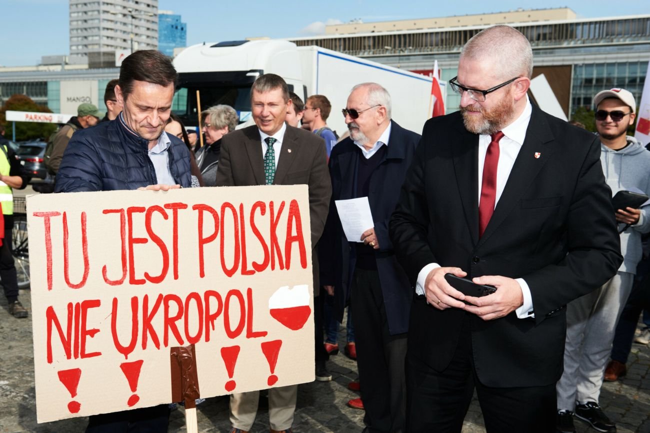 "Trudno nie ubrudzić się tym bagnem". Antyukraińska propaganda zalewa polski internet