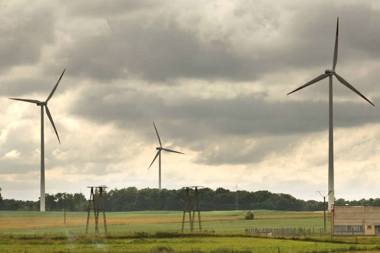 Wiatraki mają zniknąć z polskiego krajobrazu - zdecydował minister energii, Krzysztof Tchórzewski