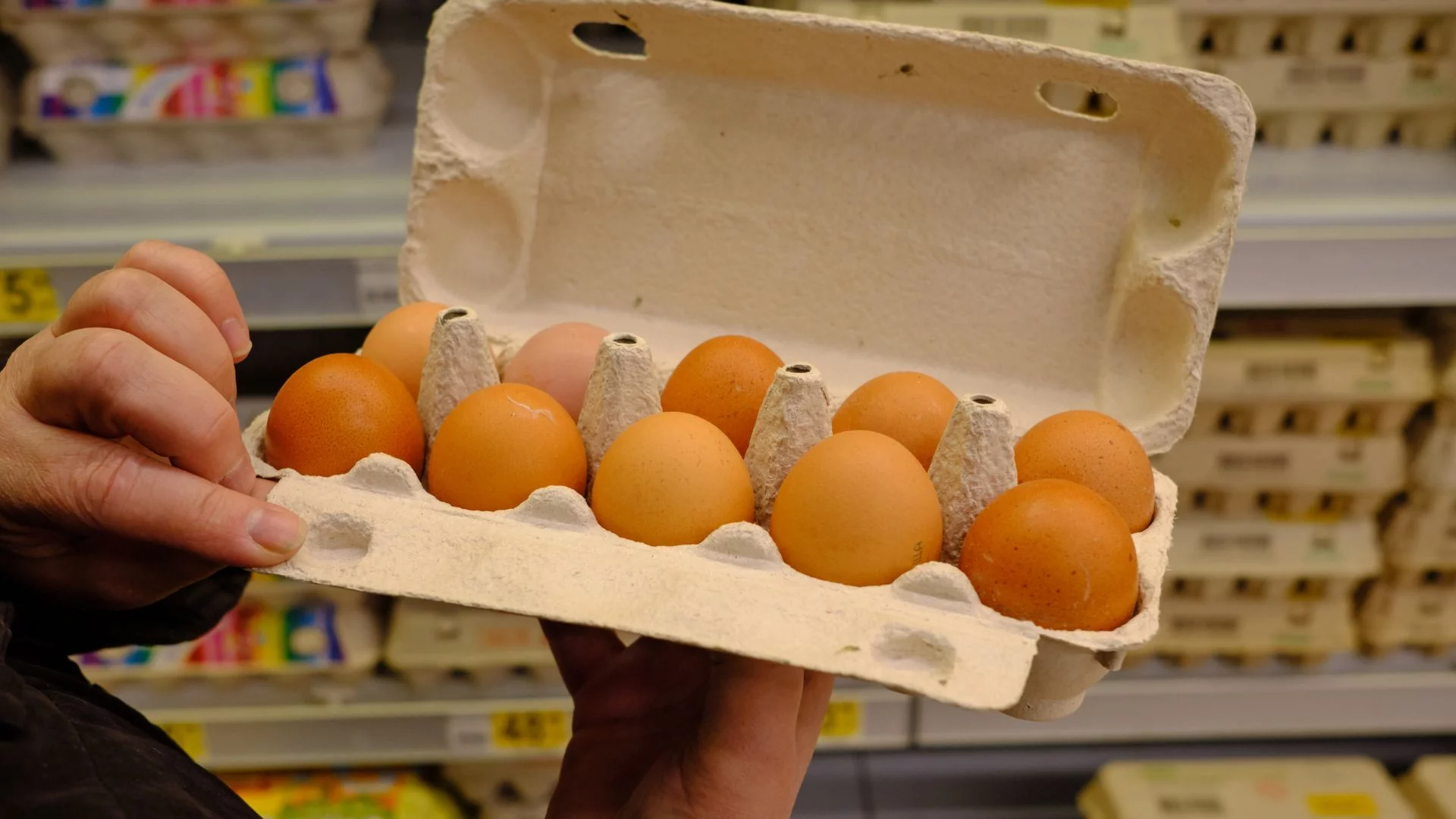 Jaja w sklepie.