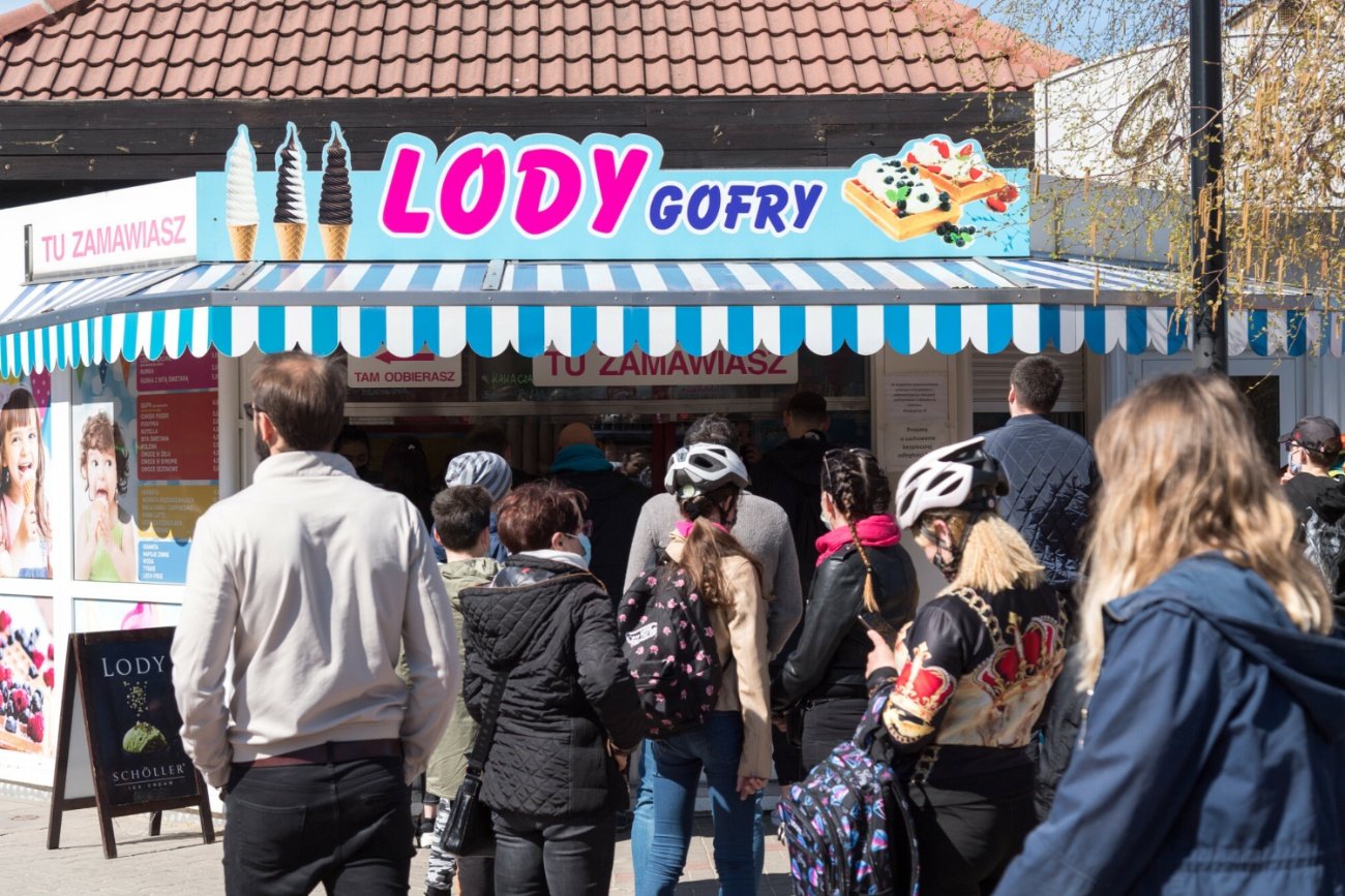 Stoisko z lodami i goframi.