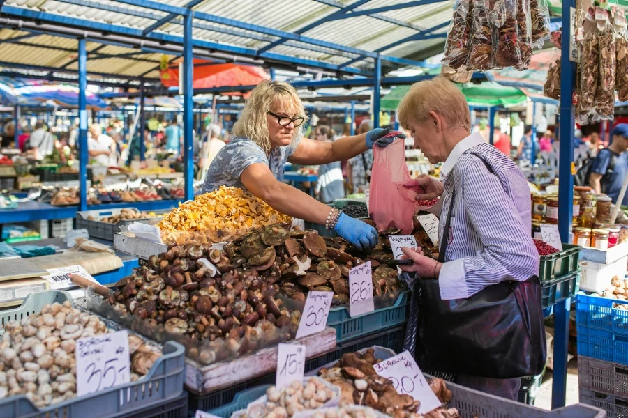 Takie miejsca jak krakowski Stary Kleparz mogą się okazać azylem dla różnorodności oferty na rynku.