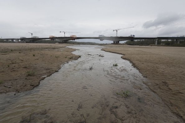 Marek Gróbarczyk zapewnia nas, że wody nie zabraknie, ale apeluje o to, byśmy ją oszczędzali. Sytuacja hydrologiczna kraju jest bezprecedensowa.