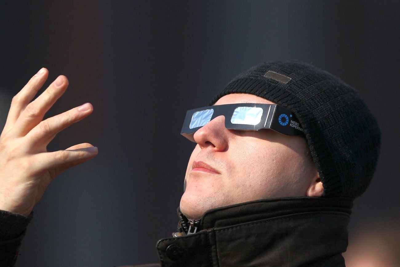 Jak obserwować zaćmienie słońca? Najlepsze będą specjalne okulary lub folia ND5