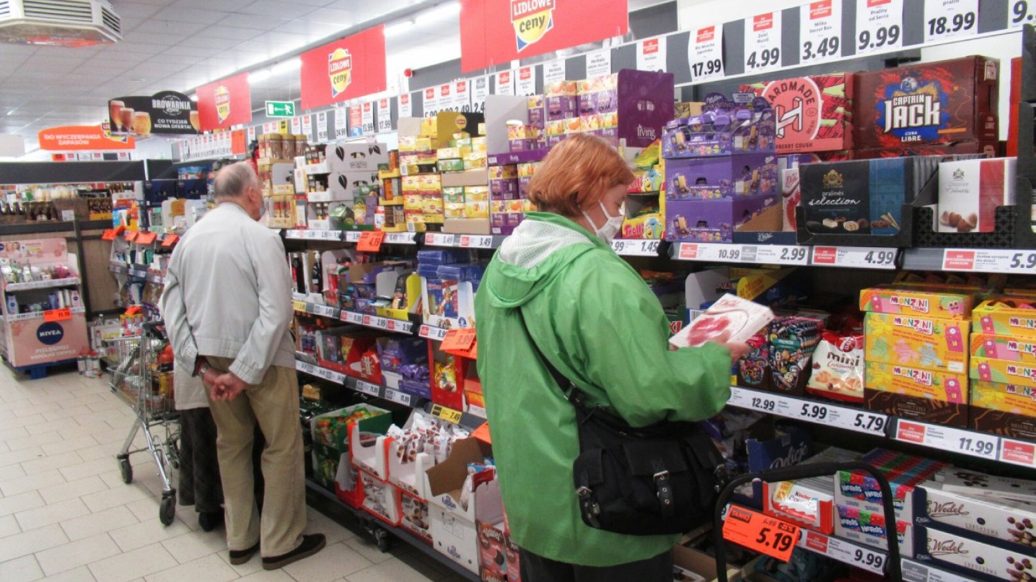 dwójka starszych ludzi robi zakupy w hipermarkecie