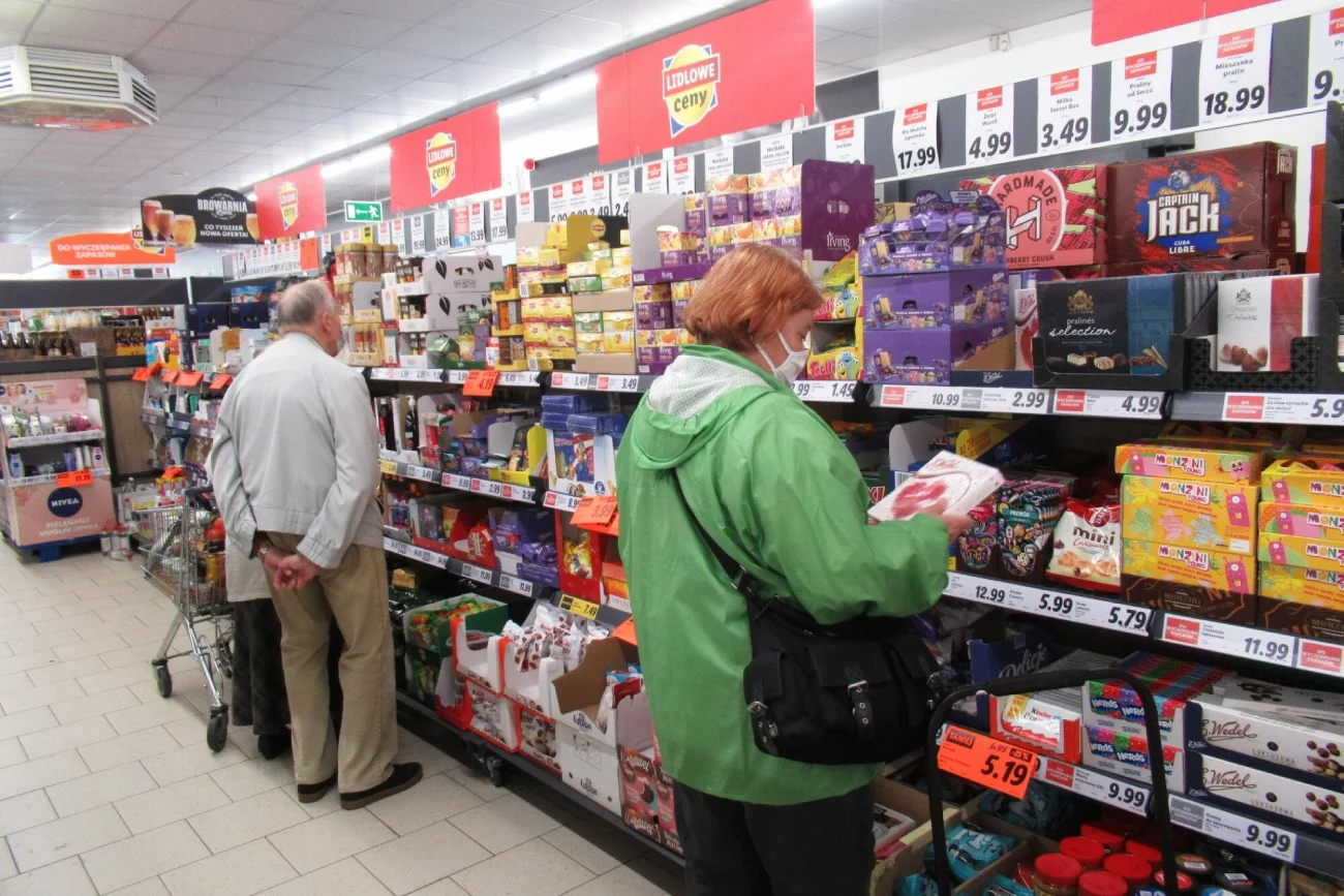 dwójka starszych ludzi robi zakupy w hipermarkecie