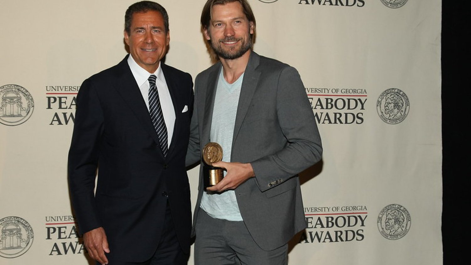 Były prezes HBO Richard Plepler odpowiadał za sukces serialu "Gra o Tron" i innych hitów. Na zdjęciu pozuje razem z Nikolajem Coster-Waldau, odgrywającym rolę Jamiego (po prawej).