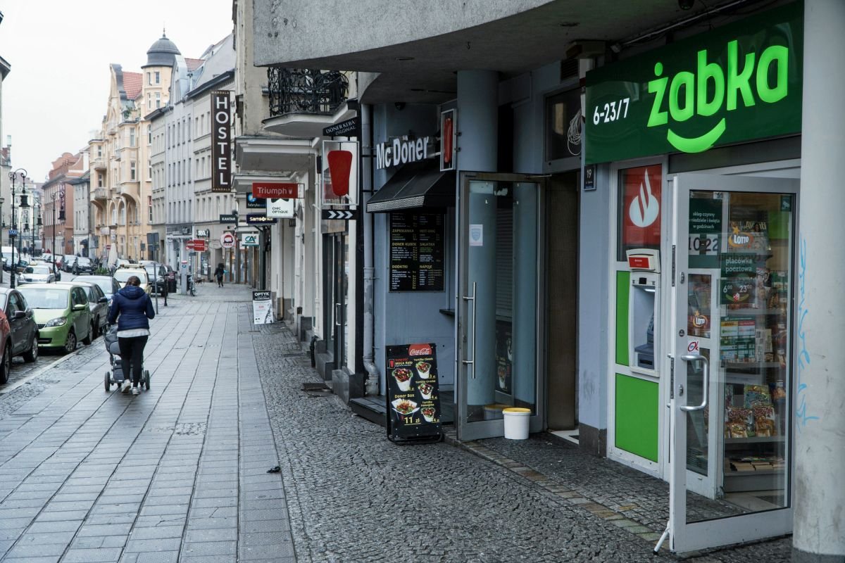 Żabka mogła być otwarta w niedzielę jako placówka pocztowa. Zmiana w tych przepisach może nastąpić po wyborach