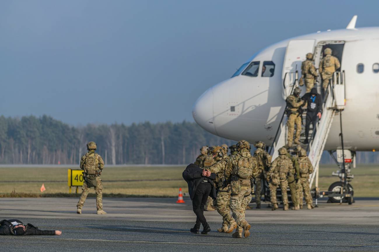 Straż Graniczna na ćwiczeniach na lotnisku.