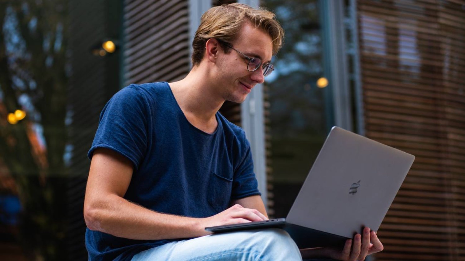 Pojawi się składany MacBook. Podejrzewa się nawet konkretną datę.
