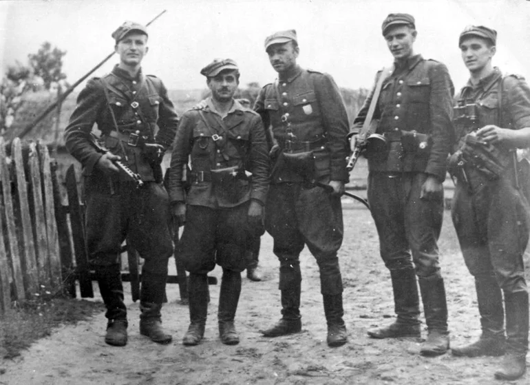 Żołnierze 5 Wileńskiej Brygady AK. Od lewej: ppor. Henryk Wieliczko "Lufa", por. Marian Pluciński "Mścisław", mjr Zygmunt Szendzielarz "Łupaszka", NN, por. Zdzisław Badocha „Żelazny”