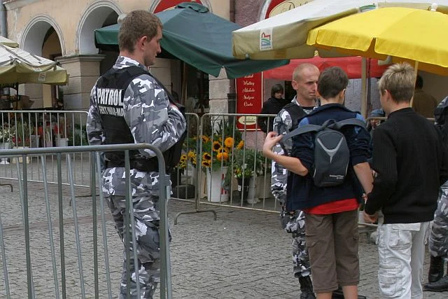 W niedziele pracują w Polsce tysiące ochroniarzy. Dla wielu z nich to najlepszy pod względem dochodów dzień tygodnia