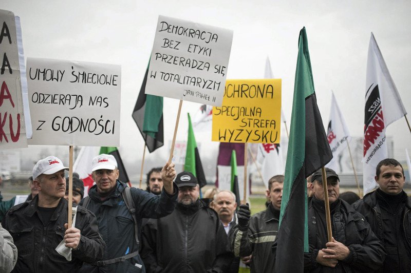 KE: W Polsce na umowach śmieciowych pracuje 27 proc. osób – to rekord UE. Zdaniem Brukseli to hamulec innowacyjności.