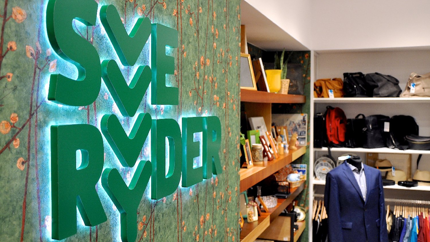 sklep z ubraniami i bibelotami z zielonym logo Sue Ryder