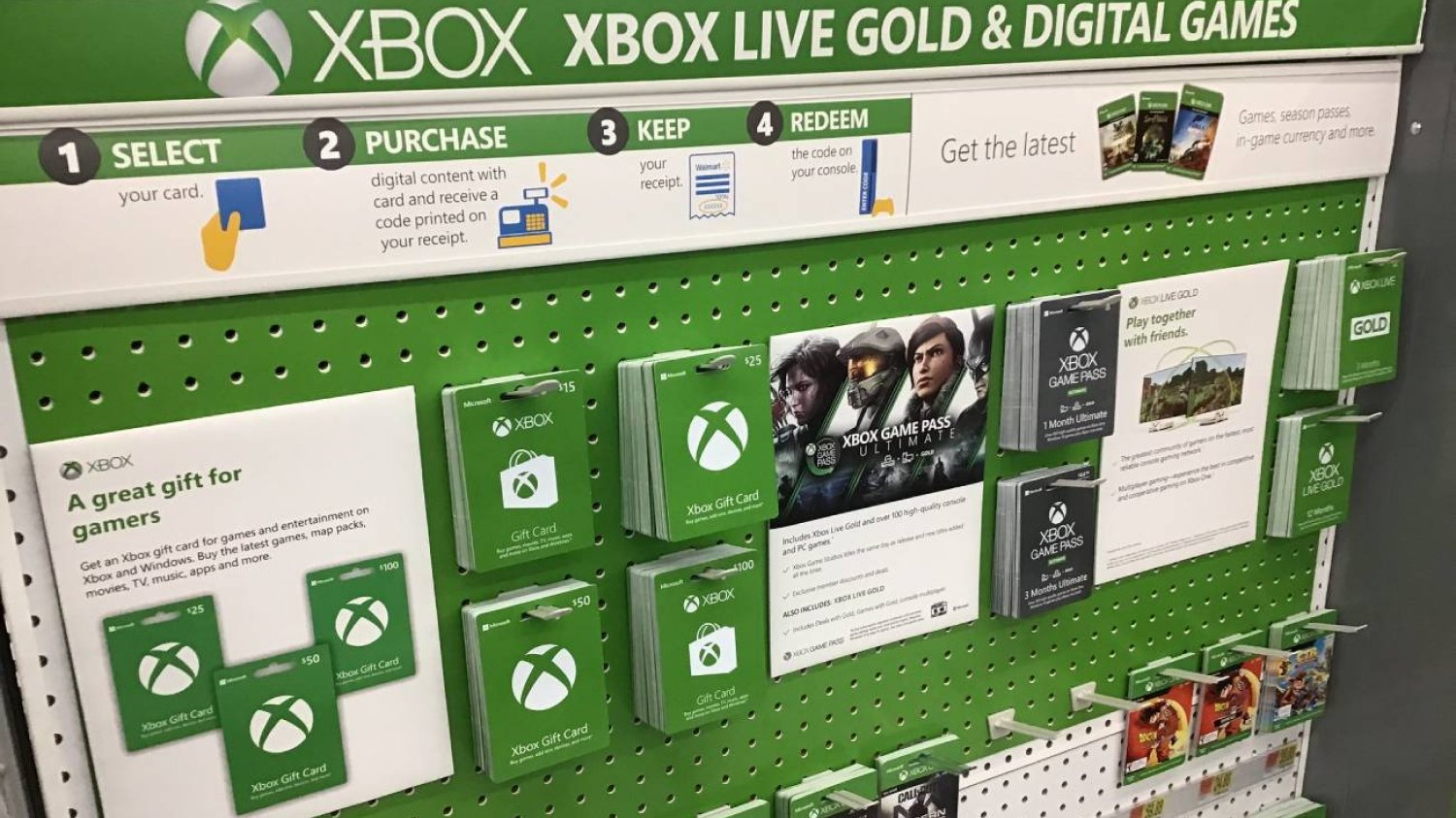 Stoisko w sklepie technologicznym. Fizyczne karty prezentowe dla Microsoft Xbox.