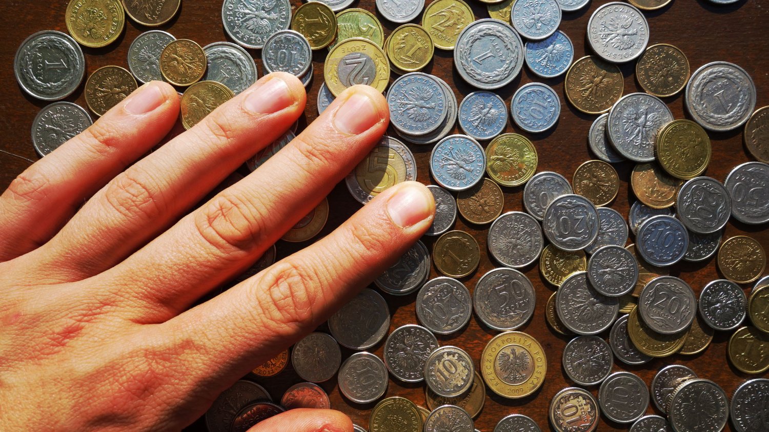 Polacy coraz częściej wybierają płatności elektroniczne, a gotówka odchodzi do lamusa