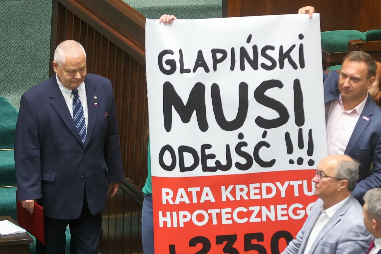 Glapiński od dawna jest solą w oku opozycji. Na zdjęciu: w 2022 roku grupa posłów domagała się jego odejścia z NBP