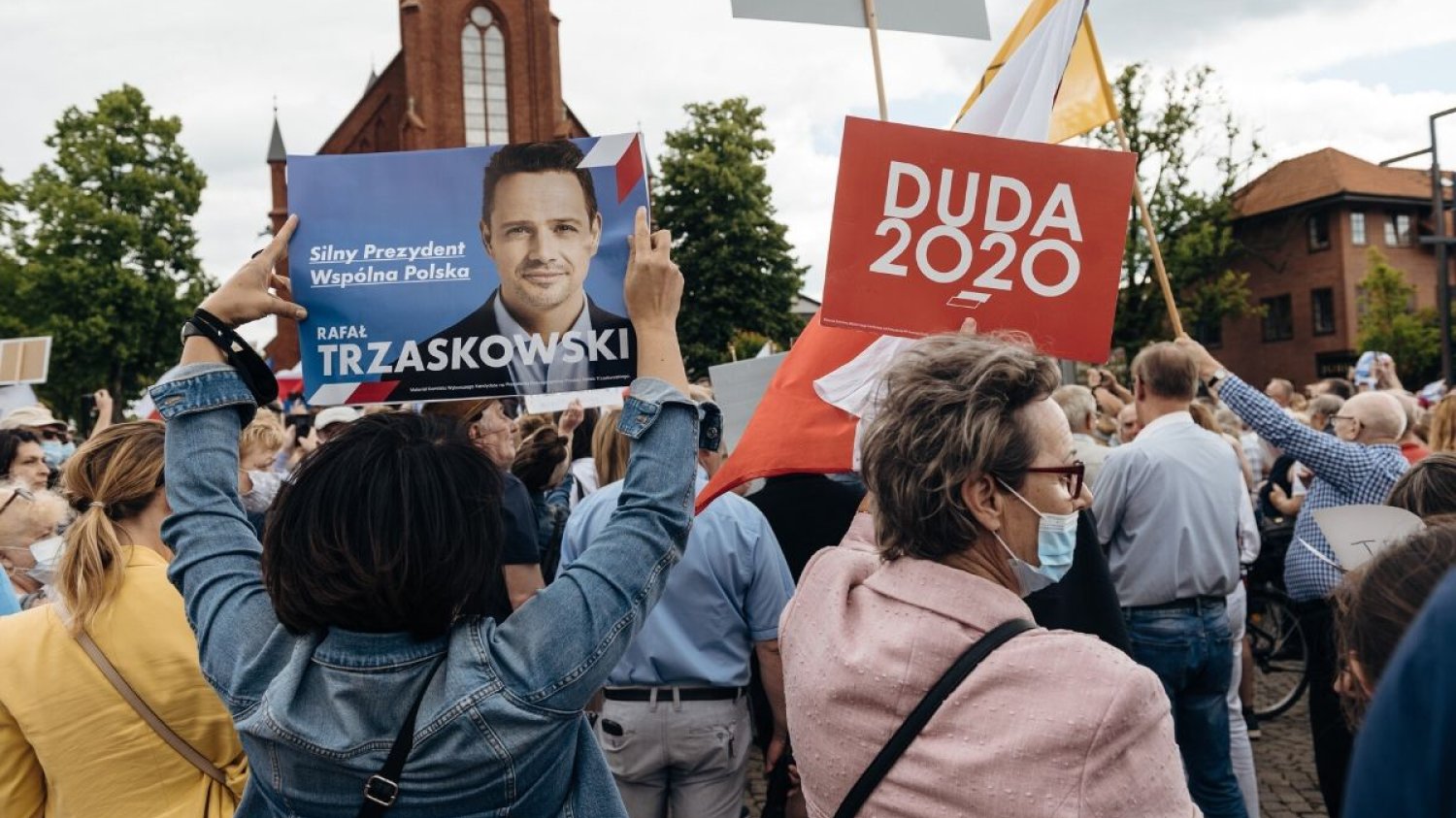 Kampania wyborcza Rafała Trzaskowskiego i Andrzeja Dudy trwa - drastyczny spadek wpływów budżetu nie przeszkadza w składaniu obietnic.