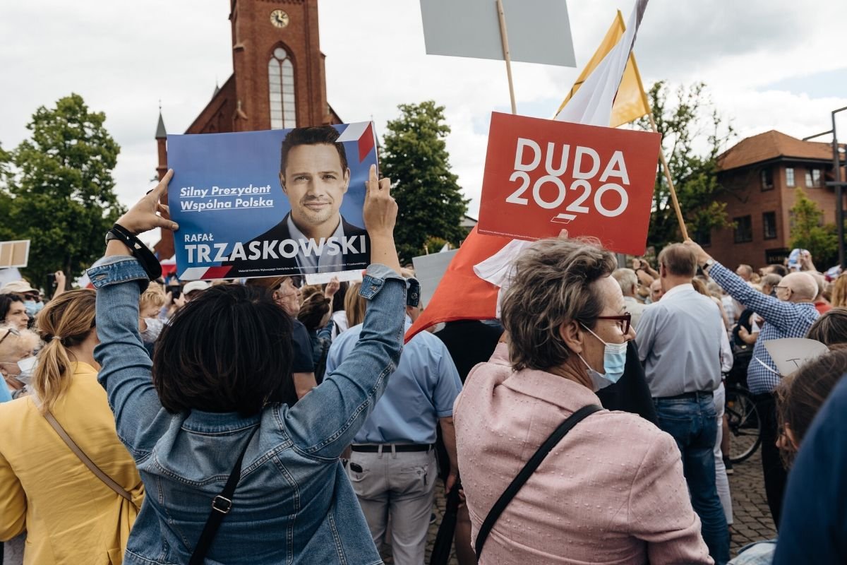 Kampania wyborcza Rafała Trzaskowskiego i Andrzeja Dudy trwa - drastyczny spadek wpływów budżetu nie przeszkadza w składaniu obietnic.