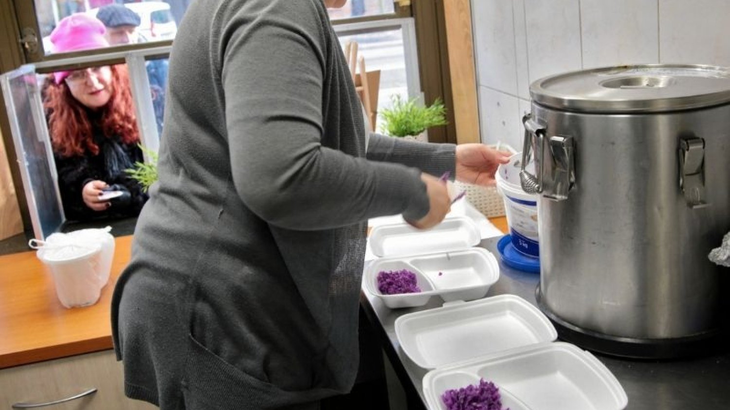Obecnie lokale gastronomiczne mogą sprzedawać jedynie na wynos lub z dowozem.