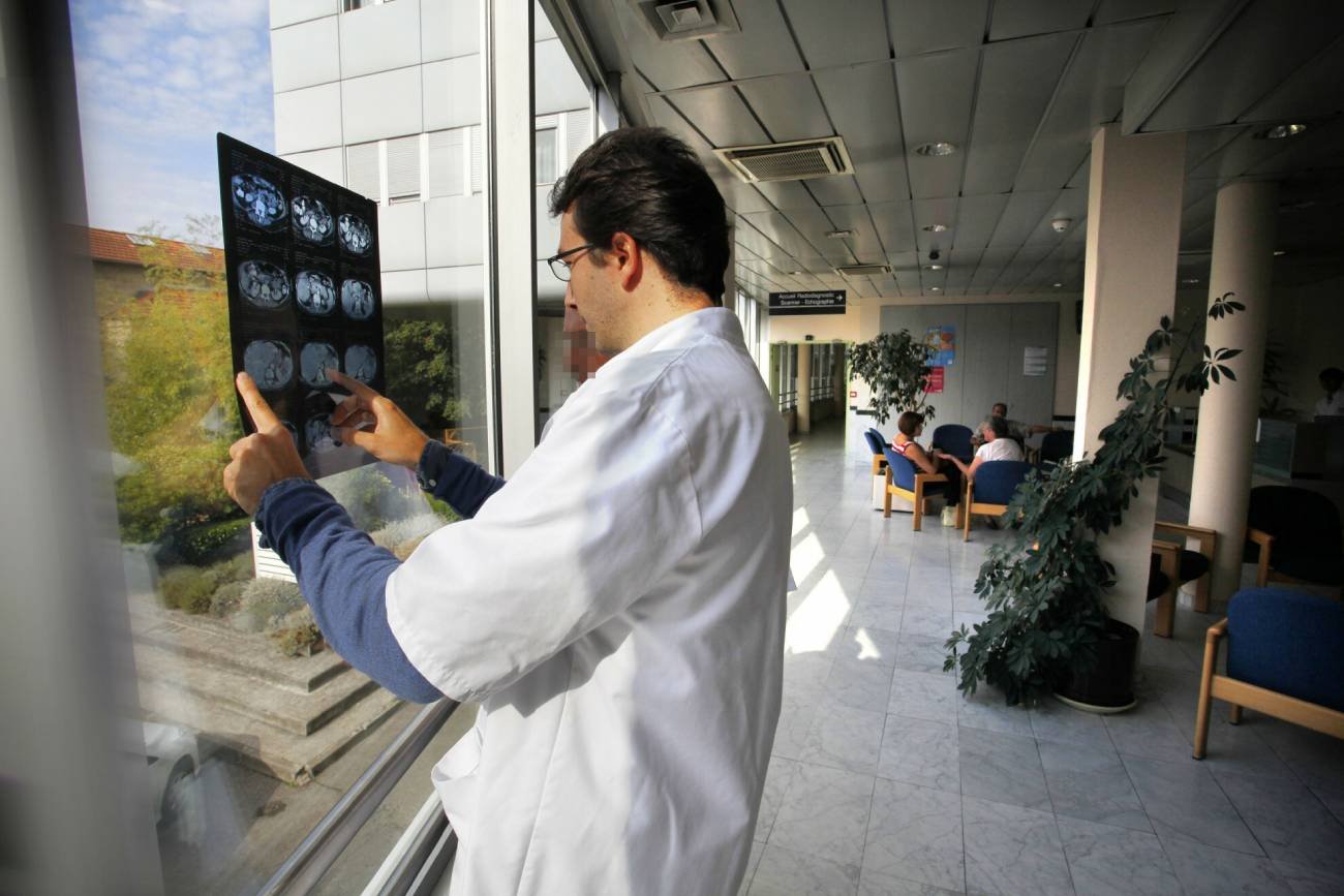 lekarz patrzy na zdjęcie rentgenowskie