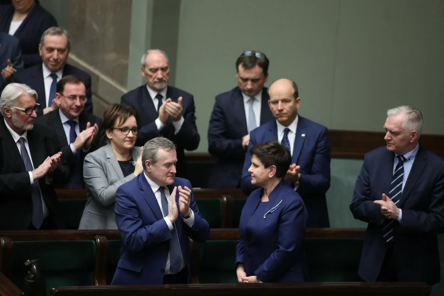 Rząd Beaty Szydło musiał oddać nagrody i od tego momentu ruszyła kampania na rzecz "skromności w polityce".