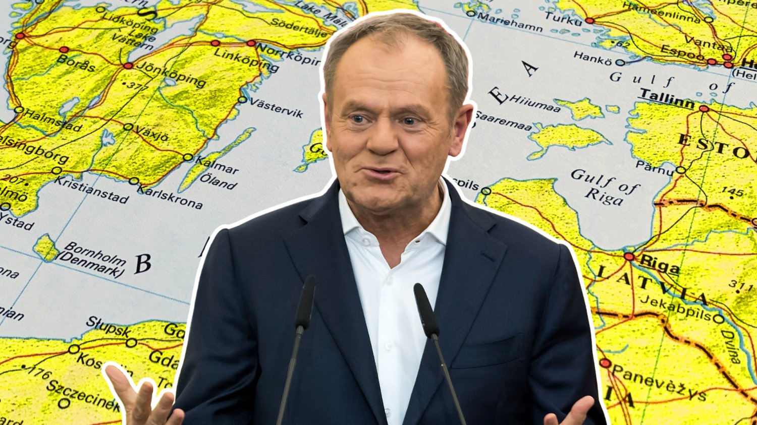 Tusk ogłosił budowę trzeciego terminala LNG. Polska będzie gazowym hubem regionu Donald Tusk mówiący do mikrofonów. W tle mapa przedstawiająca Bałtyk i nadmorskie państwa.