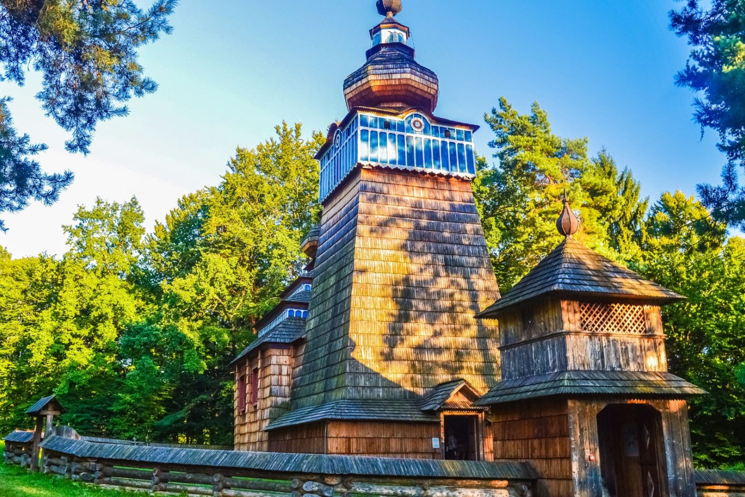 Pożar w skansenie w Sanoku. Spłonął bezcenny, zabytkowy kościół z 1667 roku Kościół w skansenie w Sanoku