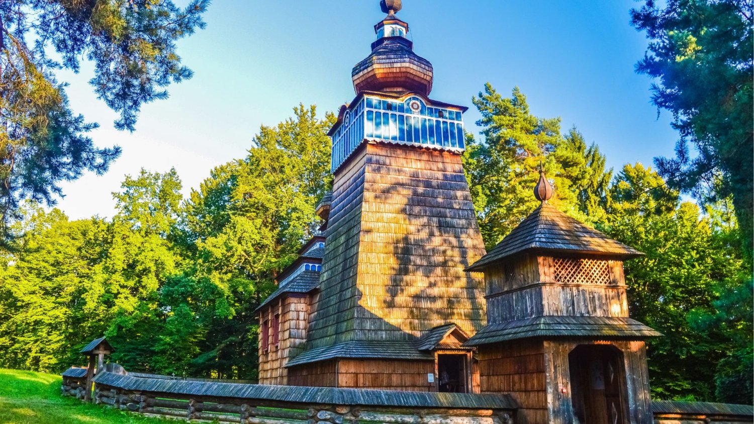 Pożar w skansenie w Sanoku. Spłonął bezcenny, zabytkowy kościół z 1667 roku Kościół w skansenie w Sanoku
