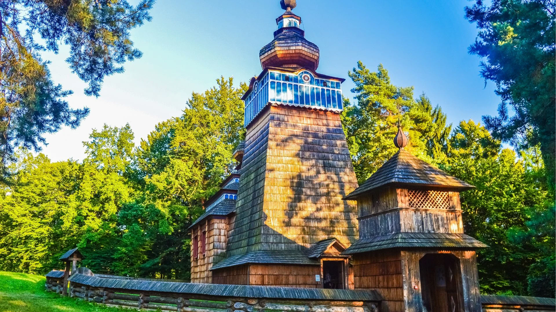 Pożar w skansenie w Sanoku. Spłonął bezcenny, zabytkowy kościół z 1667 roku Kościół w skansenie w Sanoku