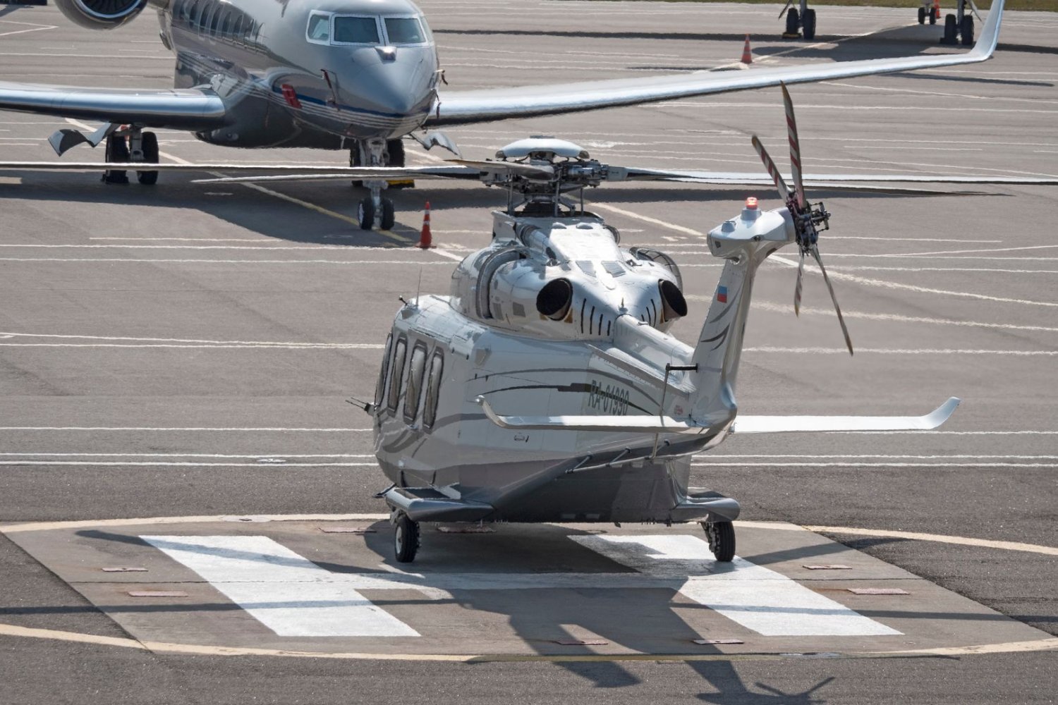 Pierwsze takie lądowisko w Polsce. Rzeszów pokazał nową jakość. Helikopter na lądowisku.