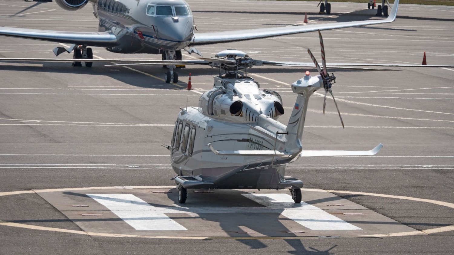 Helikopter na lądowisku.