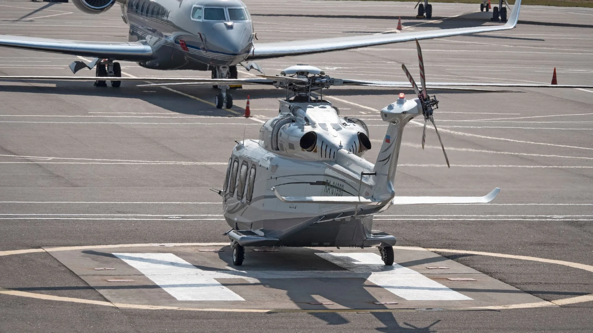 Pierwsze takie lądowisko w Polsce. Rzeszów pokazał nową jakość. Helikopter na lądowisku.