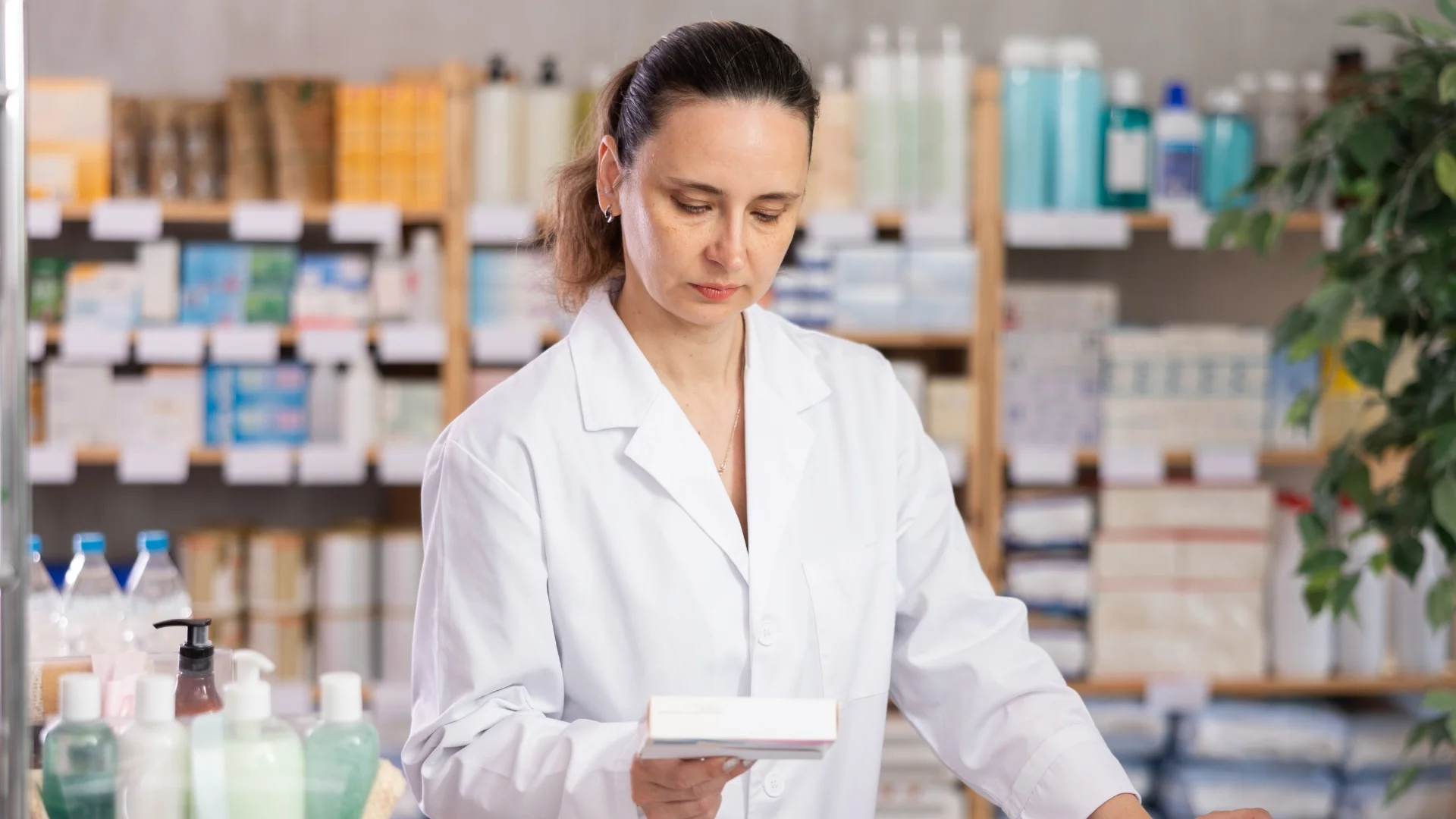 Seniorzy z ważną zmianą w aptekach. Wiemy, które leki przestają być bezpłatne Magister farmacji w aptece przeglądający leki.