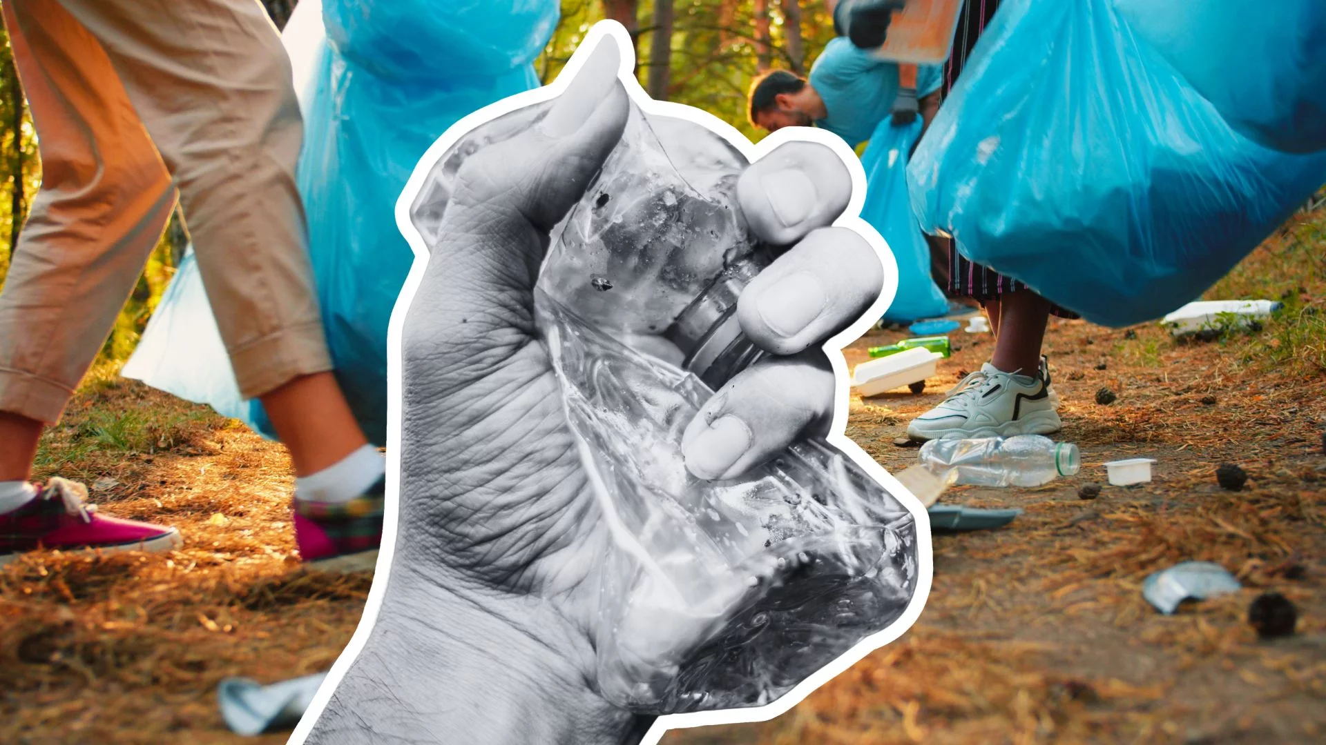 zniszczona plastikowa butelka w dłoni na tle osób zbierających śmieci