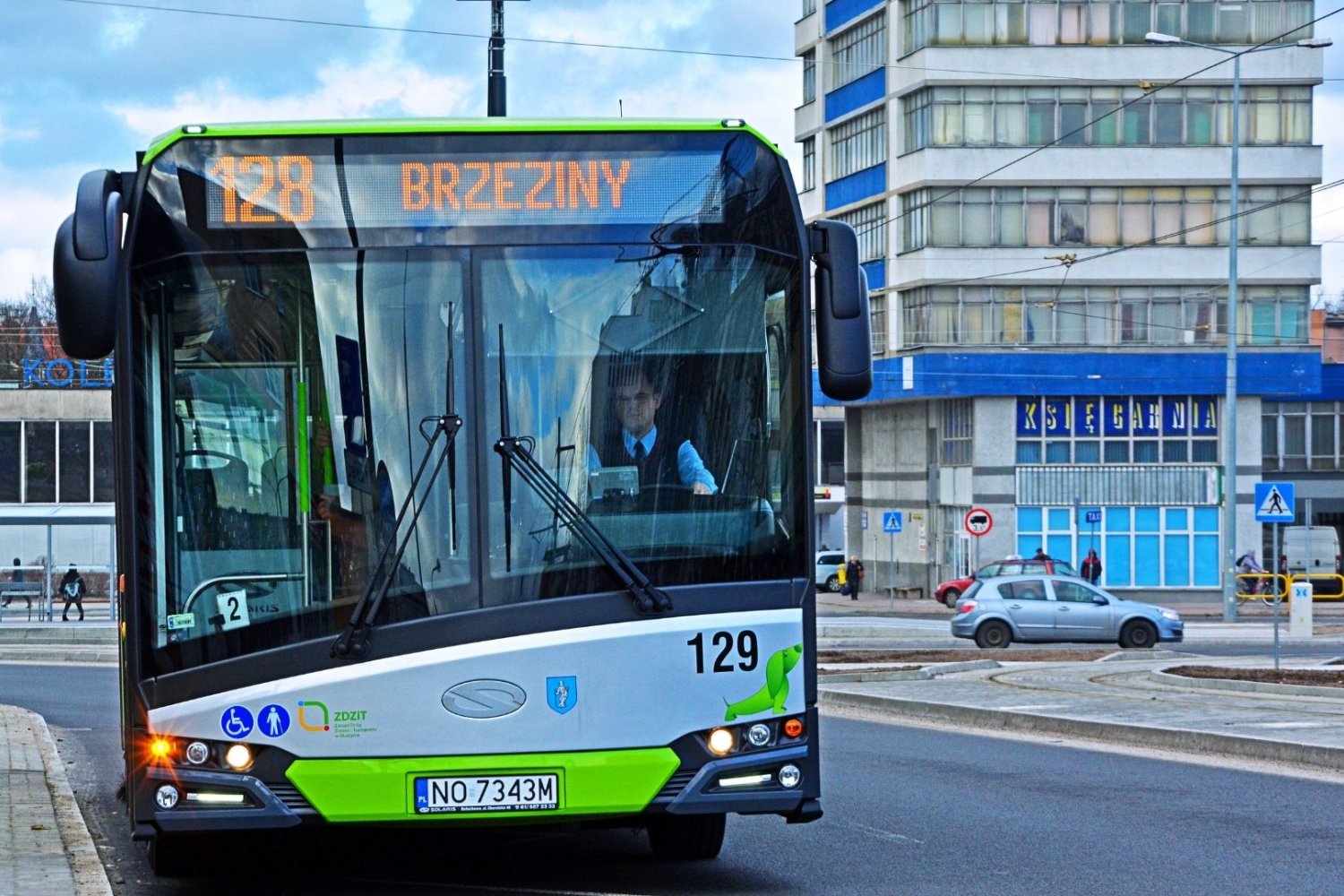 Autobus komunikacji miejskiej w Olsztynie.