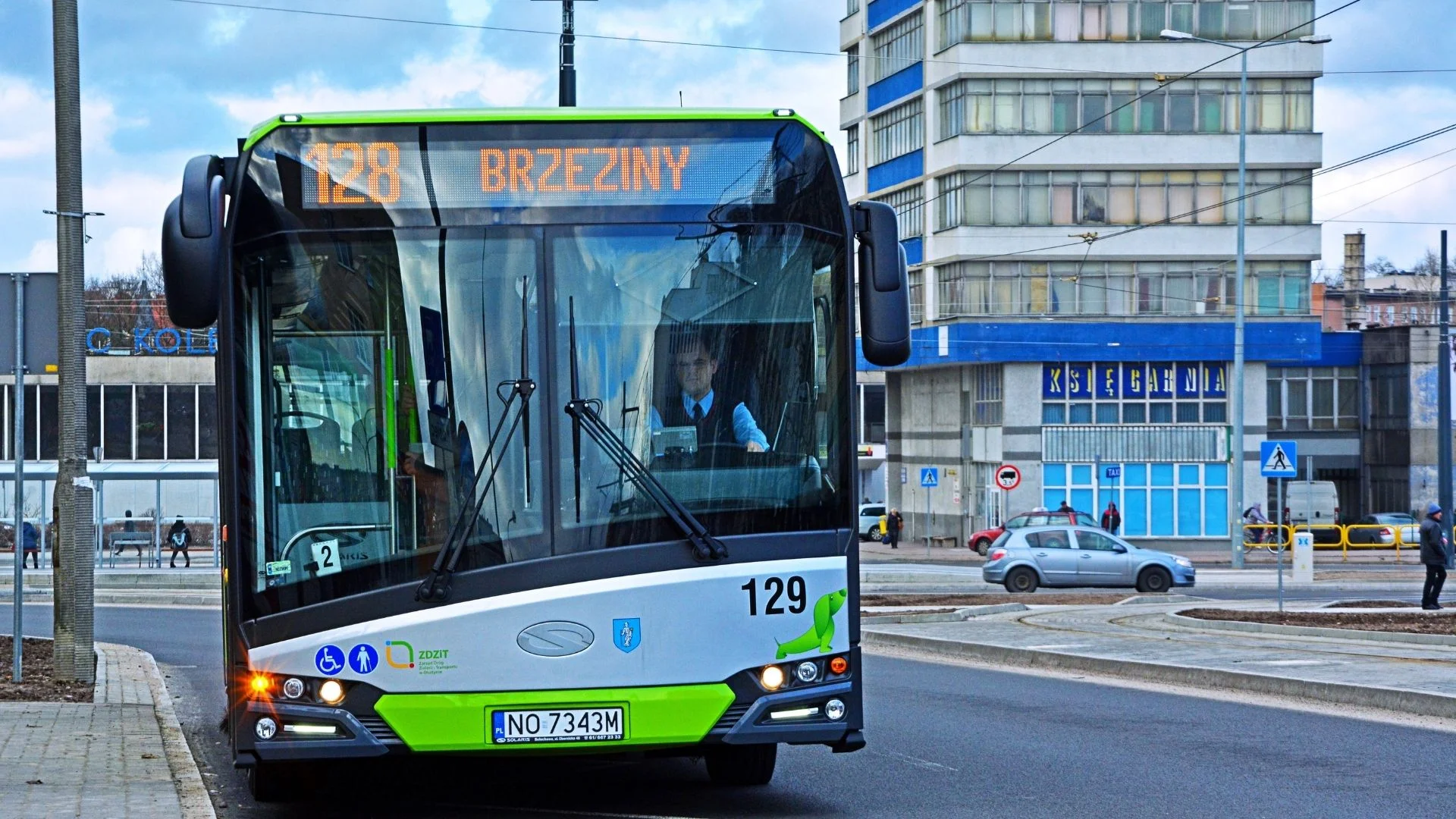 Olsztyn zmienia ceny biletów i parkowania. Kończy się eldorado dla przyjezdnych. Autobus komunikacji miejskiej w Olsztynie.