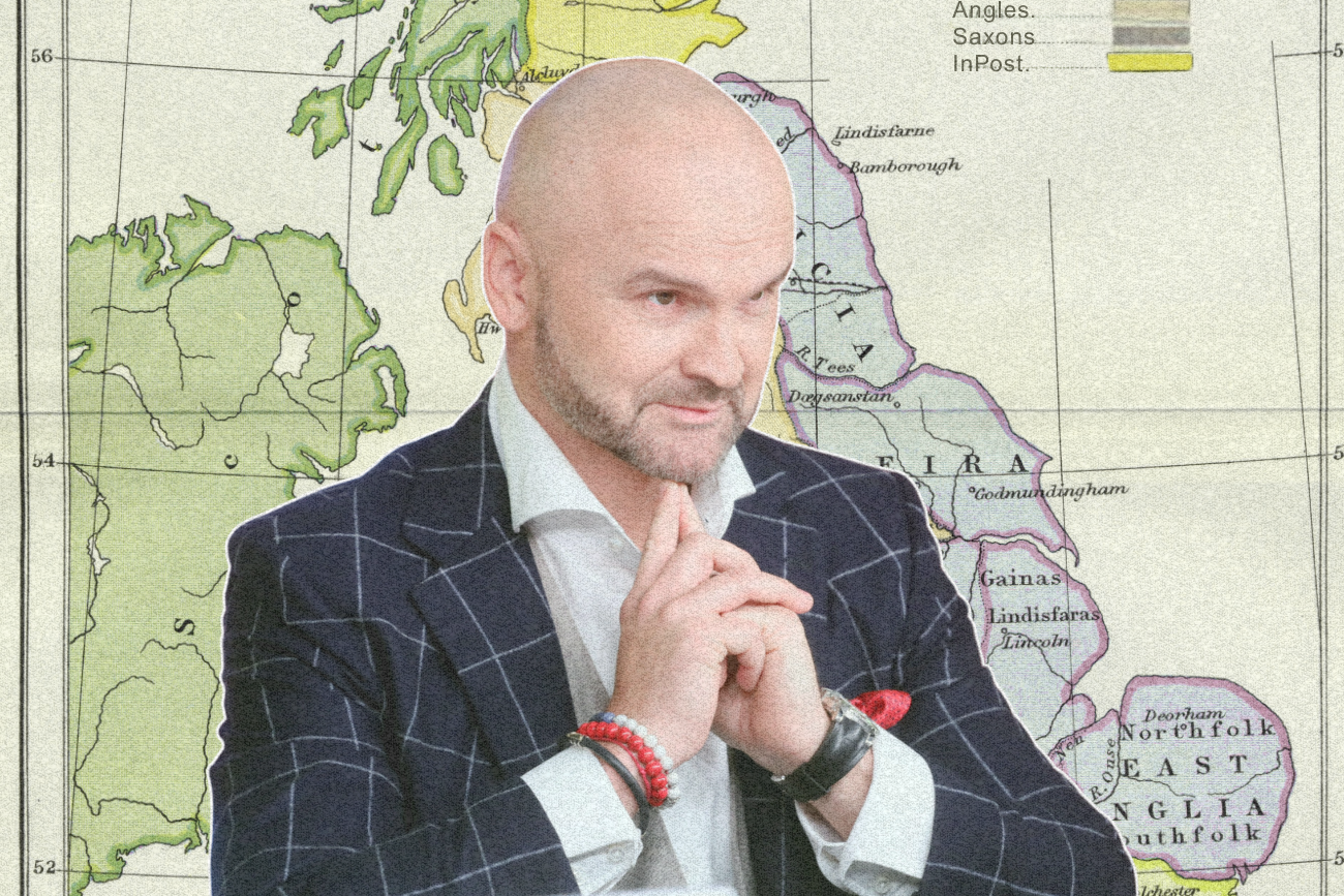 Rafał Brzoska na tle mapy podbojów wysp brytyjskich.