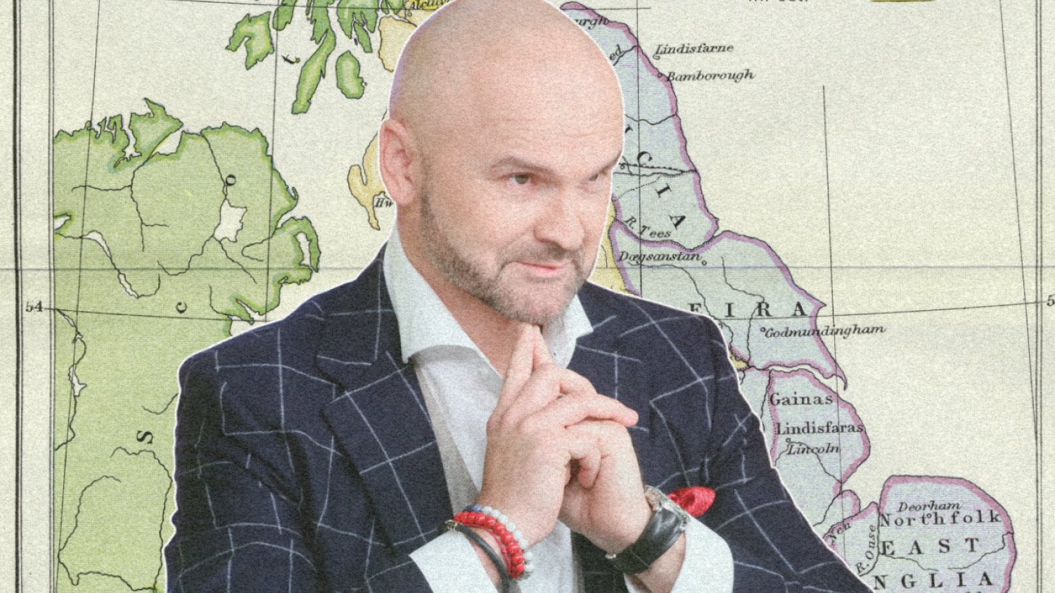 Rafał Brzoska na tle mapy podbojów wysp brytyjskich.