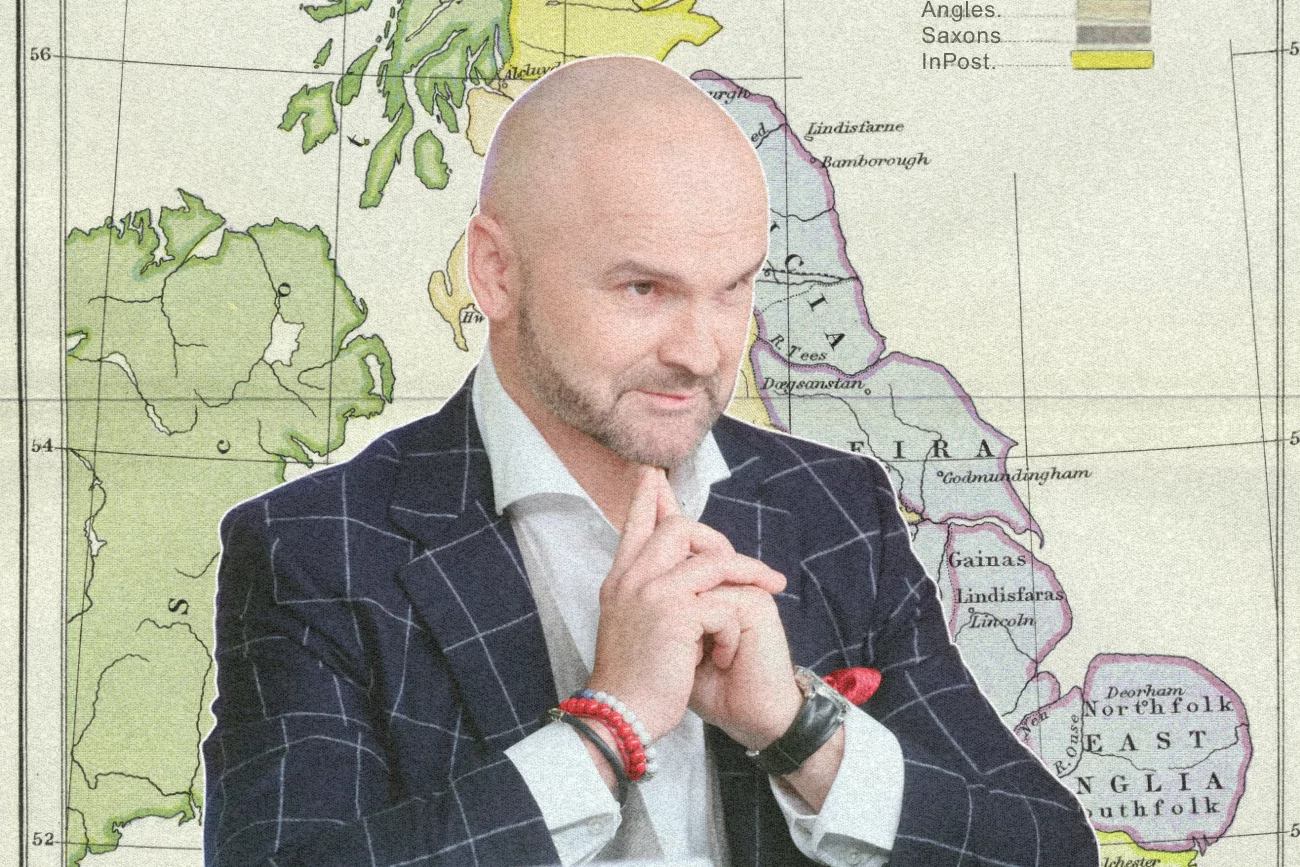 Rafał Brzoska na tle mapy podbojów wysp brytyjskich.