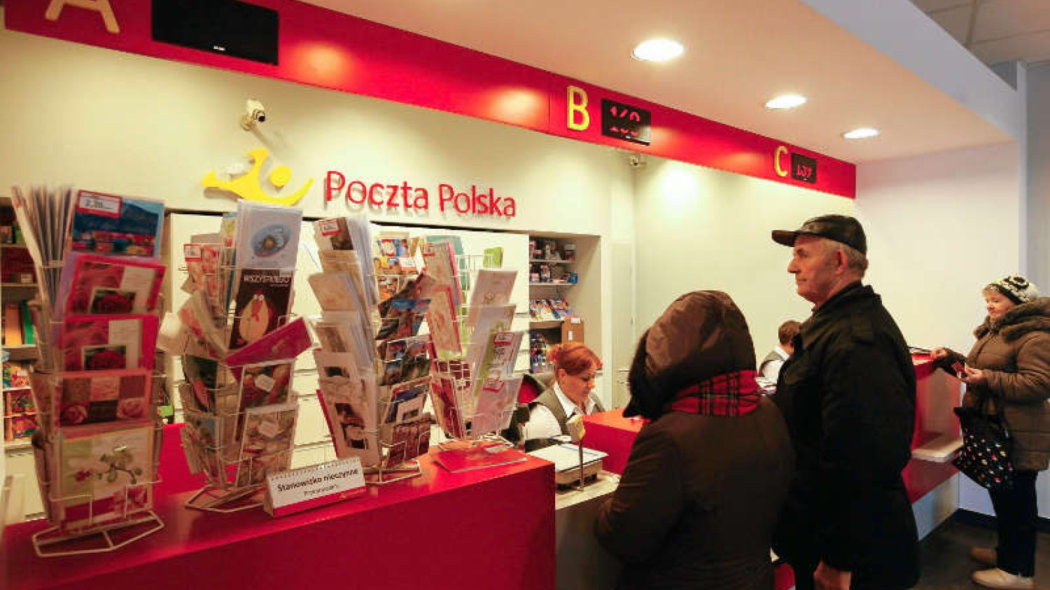 Nie trzeba stać na Poczcie, by wysłać list polecony, w grudniu będzie można to zrobić z domu. Rocznie Polacy wysyłają aż 400 milionów listów poleconych