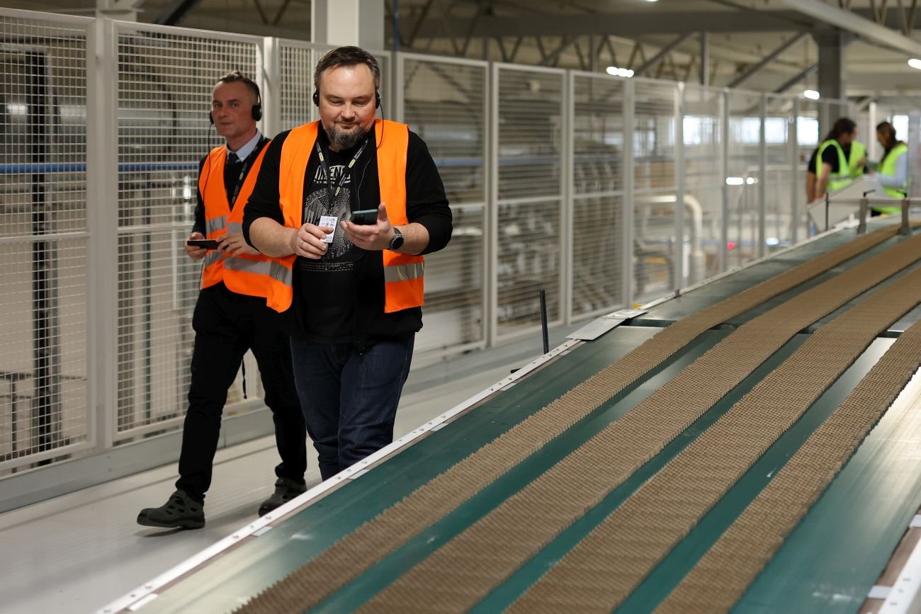 Taśmą jedzie papier uformowany w kształt plastra miodu. Włożony między dwie płyty, będzie lżejszy i bardziej wytrzymały od deski.