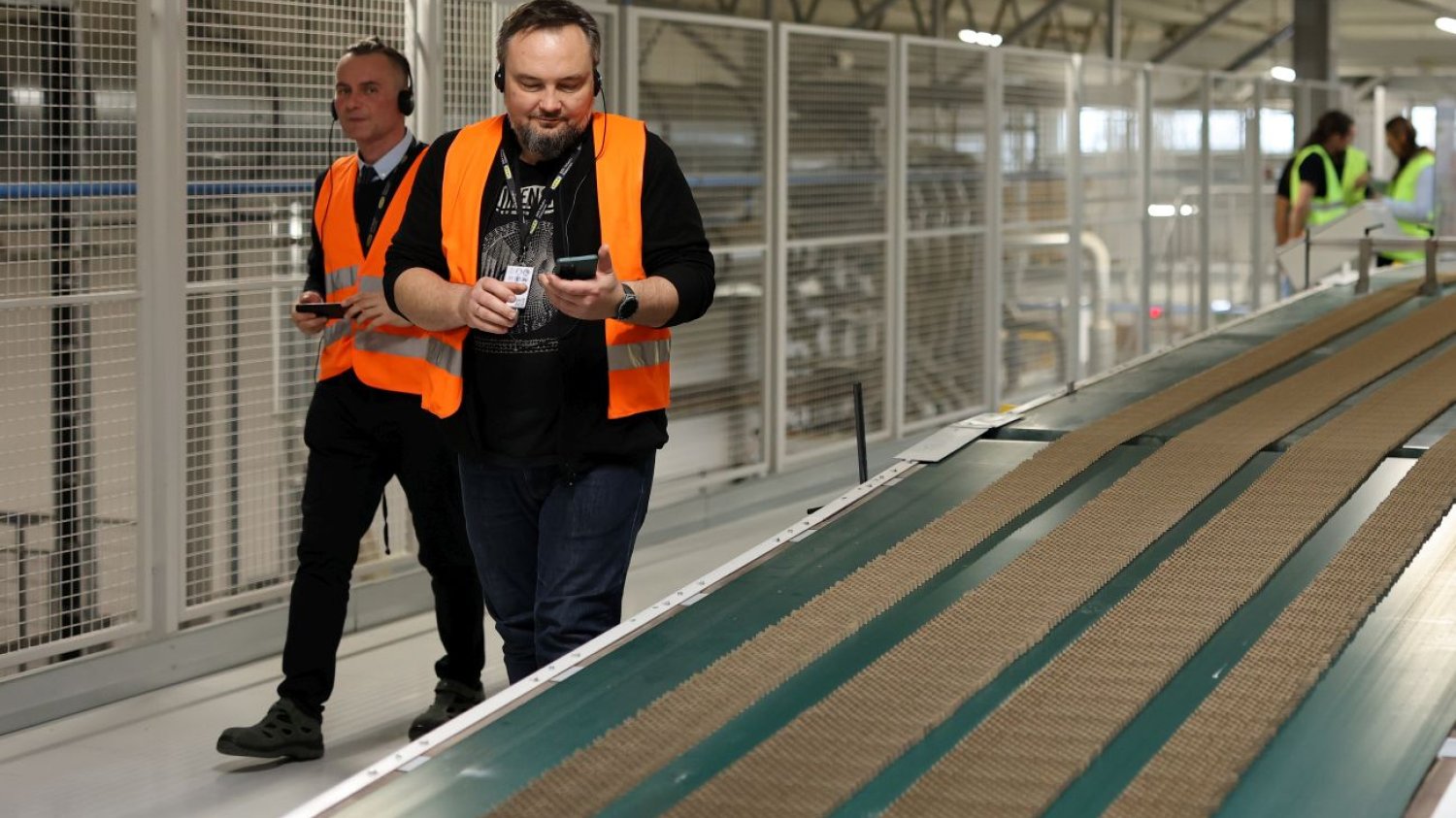 Taśmą jedzie papier uformowany w kształt plastra miodu. Włożony między dwie płyty, będzie lżejszy i bardziej wytrzymały od deski.