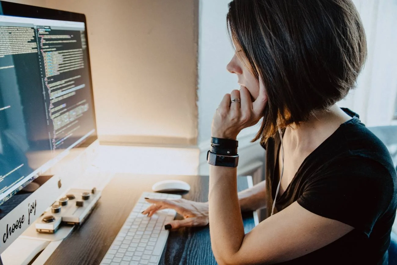 Programistka przy pracy i komputerze
