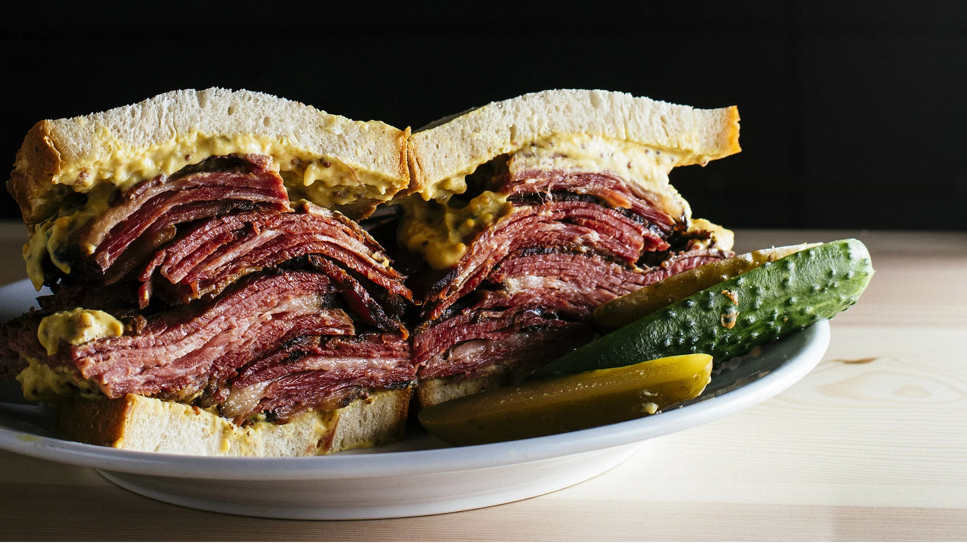 Kanapka z pastrami liczy około 10 cm wysokości