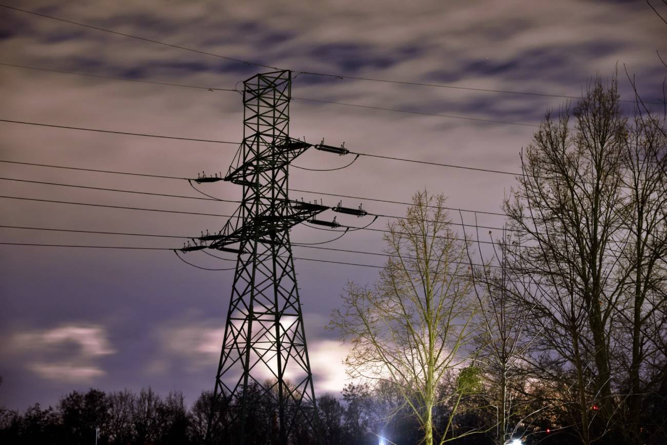 Słup wysokiego napięcia.