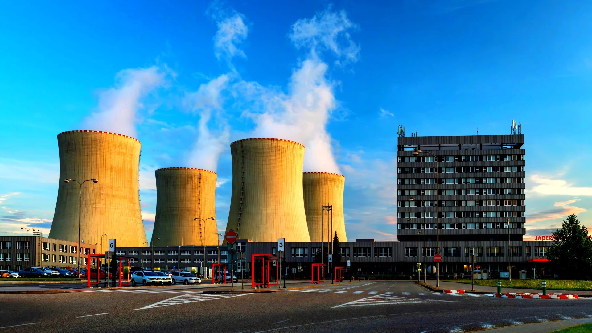 Kominy elektrowni atomowej, z których wydobywa się dym. Polskie elektrownie atomowe jeszcze nie powstały, ale są krytykowane w niemieckich mediach.